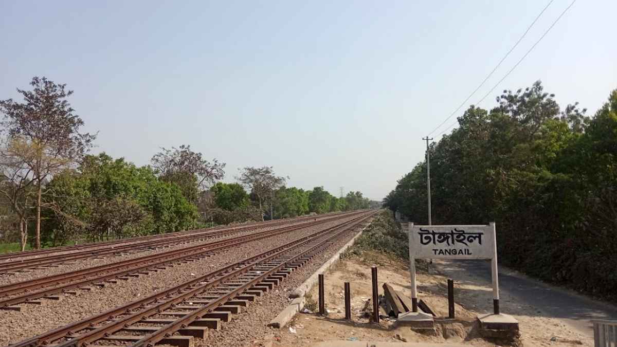 টাঙ্গাইলে সিল্কসিটি ট্রেনে আগুন, আতঙ্কে আহত ১০ যাত্রী