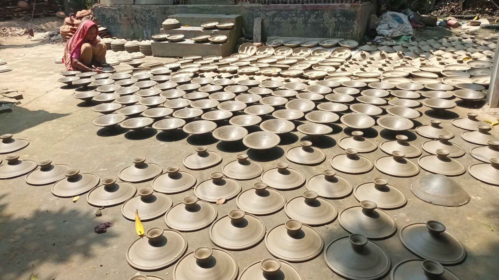 নারীর হাতেই টিকে আছে মানিকগঞ্জের মৃৎশিল্প