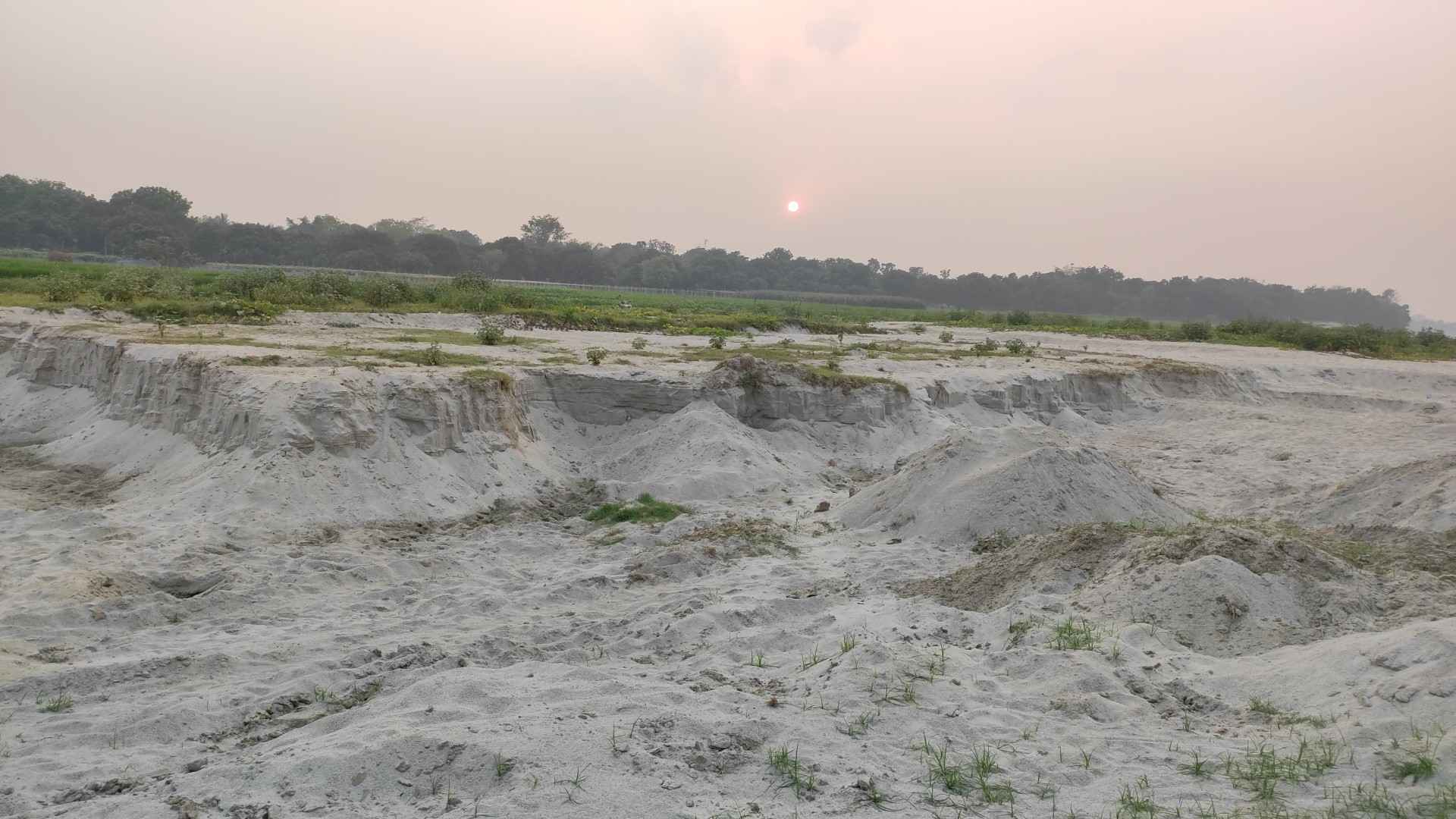 পানি উন্নয়ন বোর্ডের উদাসীনতায় বালুর নিচে শত বিঘা ফসলি জমি