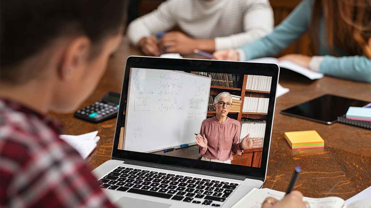 ফের অনলাইন ক্লাসে বিশ্ববিদ্যালয়গুলো