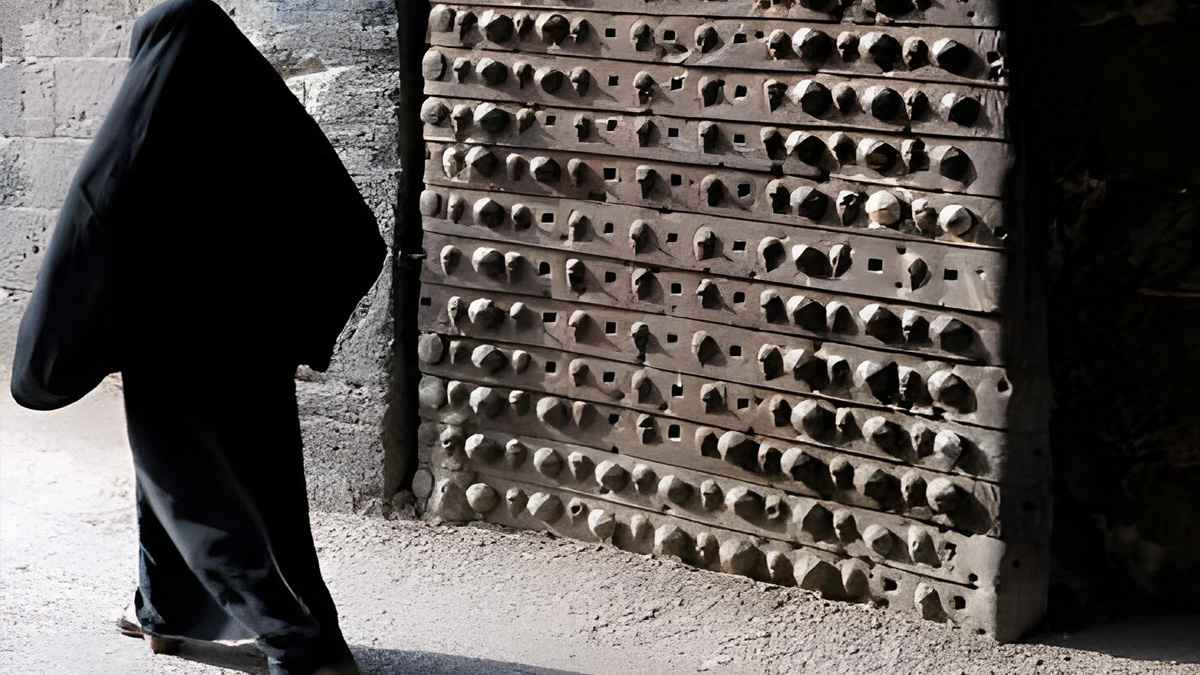 পর্দা রক্ষার ক্ষেত্রে সামাজিকতা বাধা হলে করণীয়