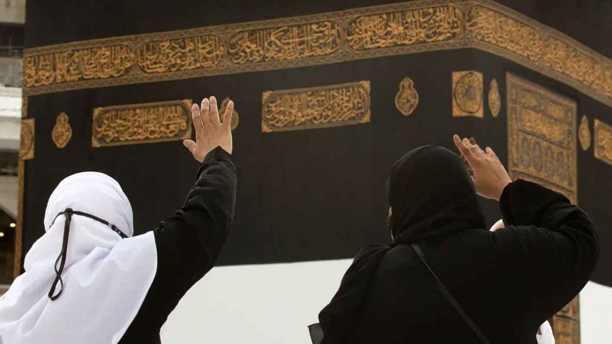 স্বামীর নিষেধ না মেনে হজে যাওয়া যাবে?