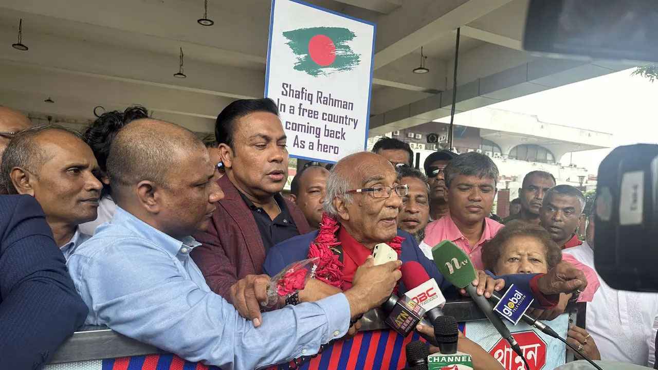দেশে ফিরলেন সাংবাদিক শফিক রেহমান