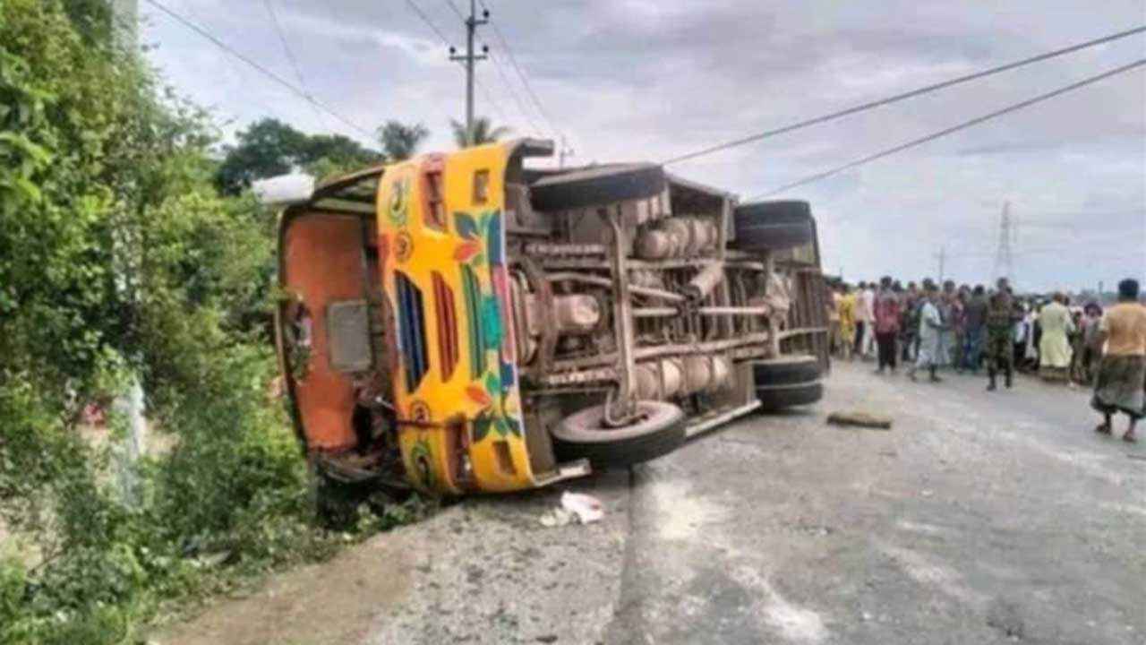 ব্রাহ্মণবাড়িয়ায় বাস উল্টে নিহত ১, আহত ১৫