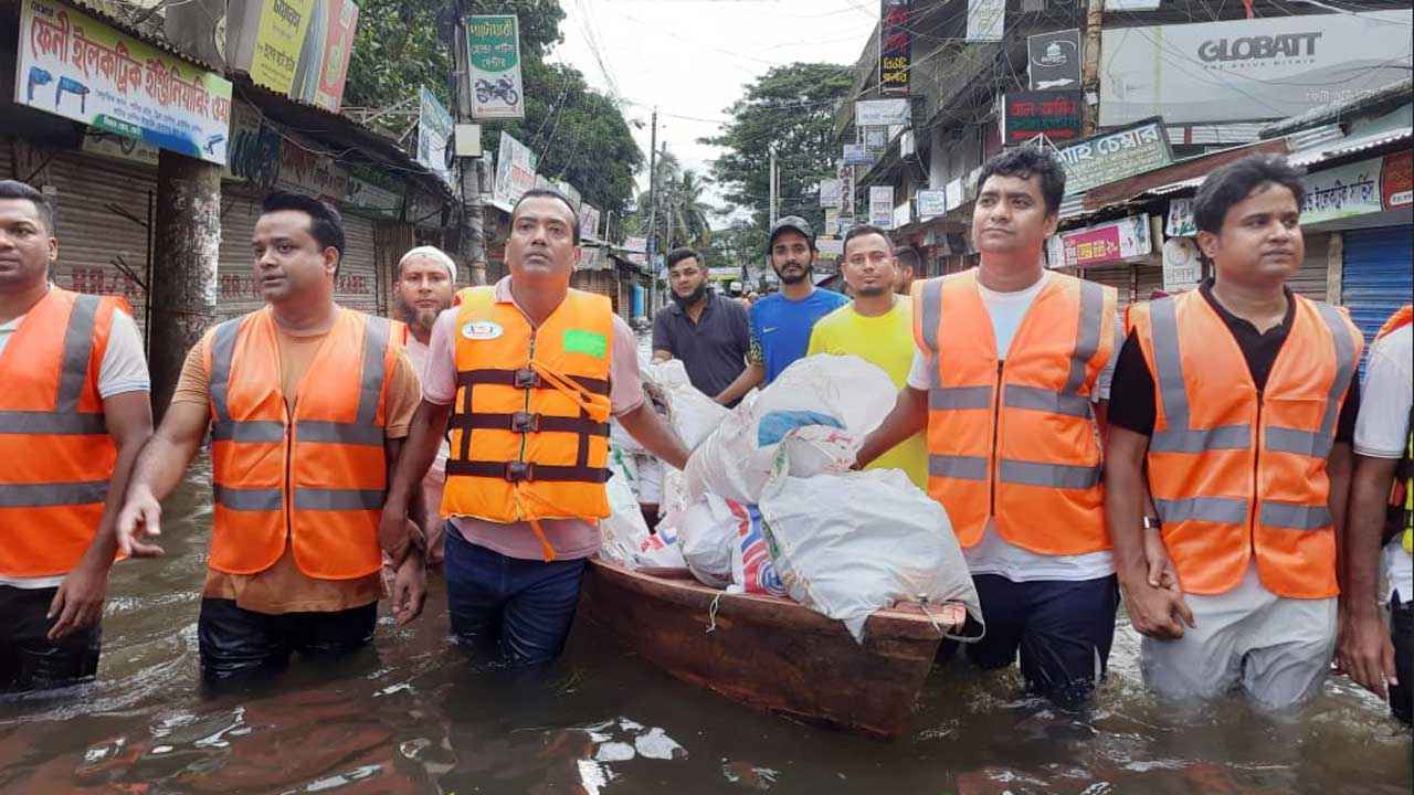 বন্যার্তদের উদ্ধার, ত্রাণ পৌঁছে দিচ্ছেন ছাত্রদলের নেতাকর্মীরা