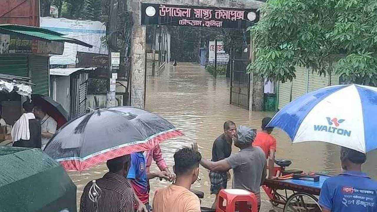 চৌদ্দগ্রামে আকস্মিক বন্যায় পানিবন্দি ৫০ হাজার মানুষ