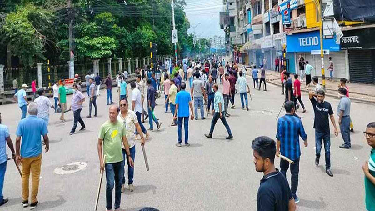 চট্টগ্রামের নিউমার্কেট মোড়ে সংঘর্ষ, চমেক হাসপাতালে ভর্তি ৪৫