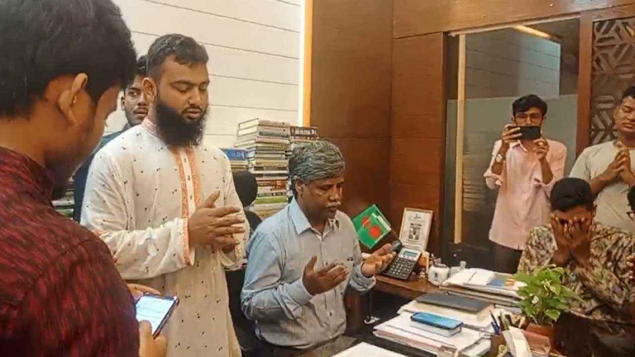 পদত্যাগের পর কোরআন তেলাওয়াত শুনলেন সেই ডিন, করলেন মোনাজাত