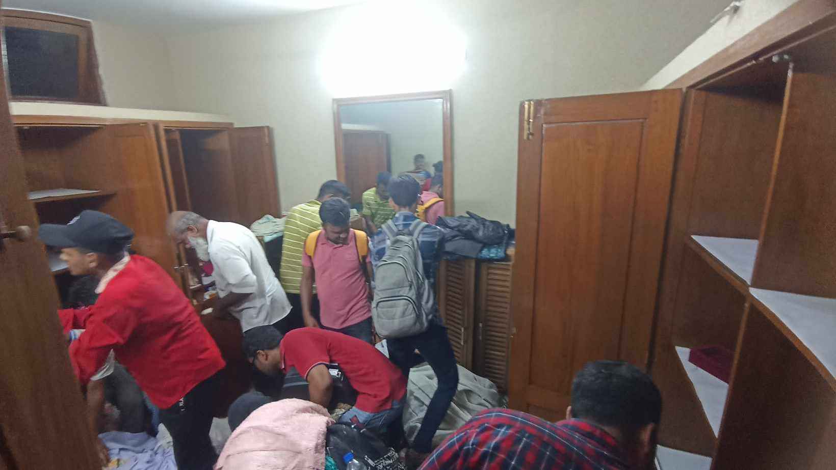 গণভবন থেকে যে যা পারছেন নিয়ে যাচ্ছেন