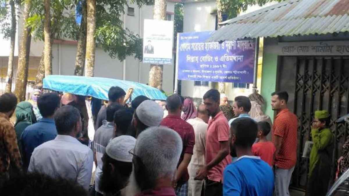 দুমকিতে তিন শিক্ষককে চাকরিচ্যুত-মারধরের প্রতিবাদে বিক্ষোভ