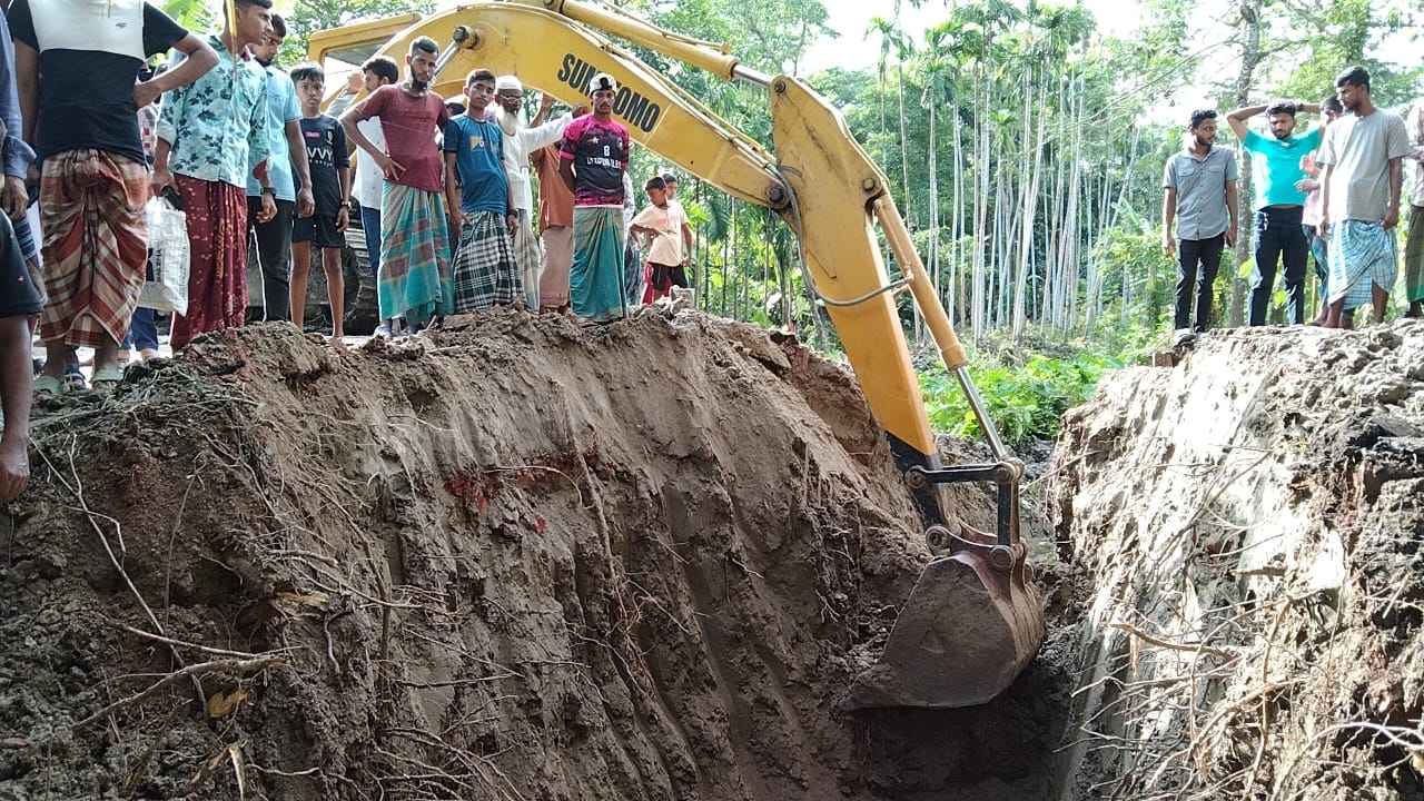 বন্যা নিয়ন্ত্রণ বাঁধ কেটে পানি নিষ্কাশন, যান চলাচল বন্ধ, ভোগান্তি