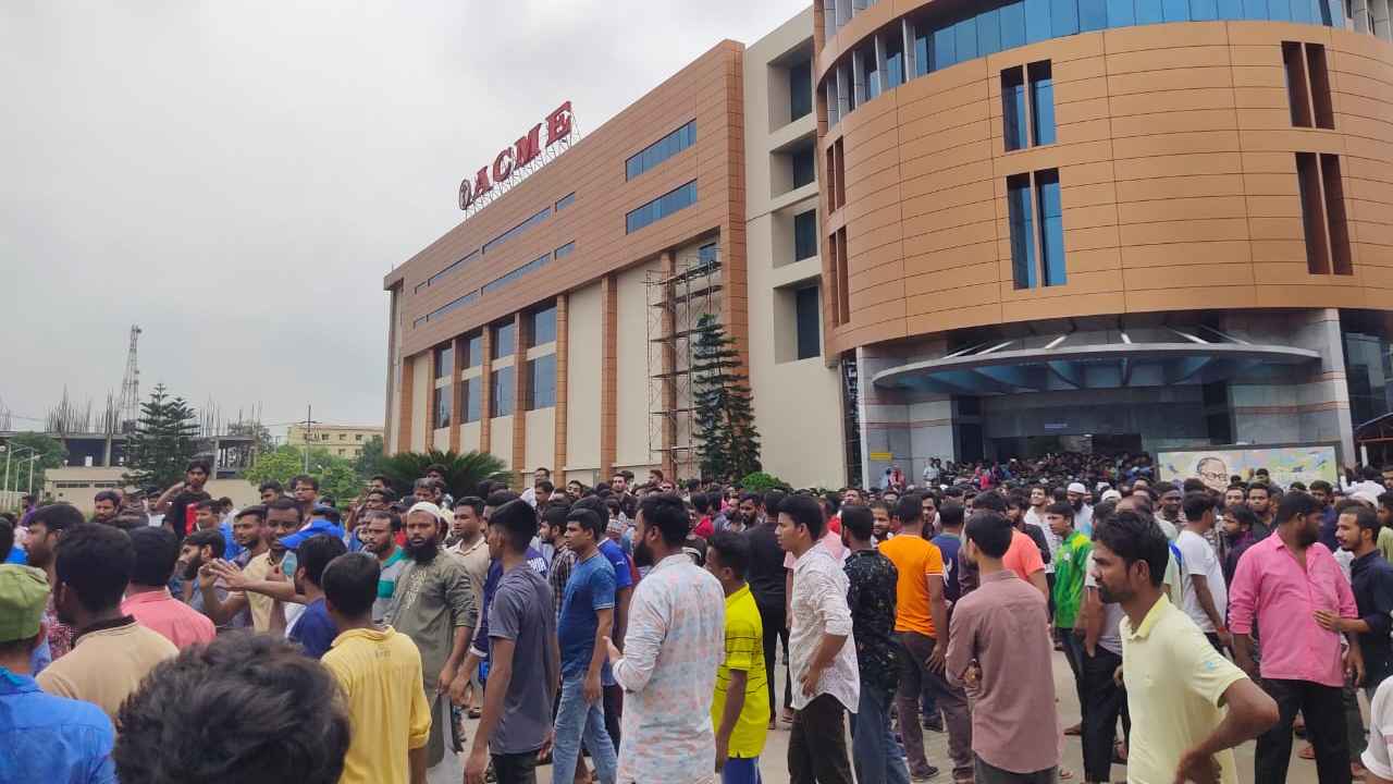 ধামরাইয়ে একমি ল্যাবরেটরিজে ২২ দফা দাবিতে শ্রমিকদের আন্দোলন