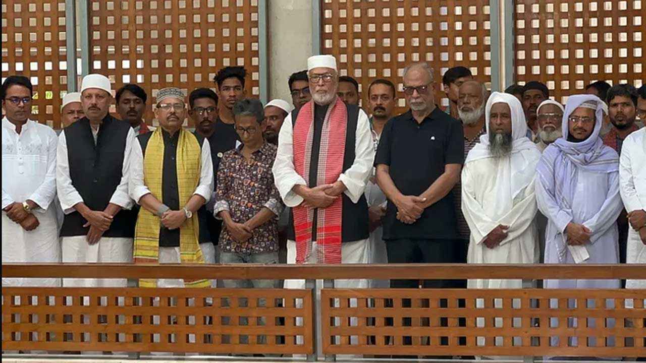 বড় ভাইকে নিয়ে বঙ্গবন্ধুর সমাধিতে কাদের সিদ্দিকী, আ.লীগের সমালোচনা
