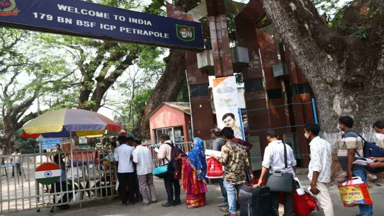যেভাবে পালিয়ে ভারতে আওয়ামী লীগের নেতাকর্মীরা