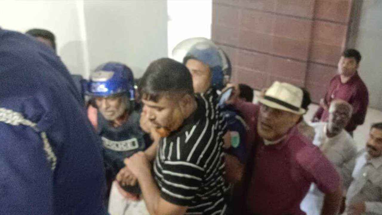 আদালতে বিচারপতি মানিকের ওপর ডিম-জুতা নিক্ষেপ, কারাগারে প্রেরণ