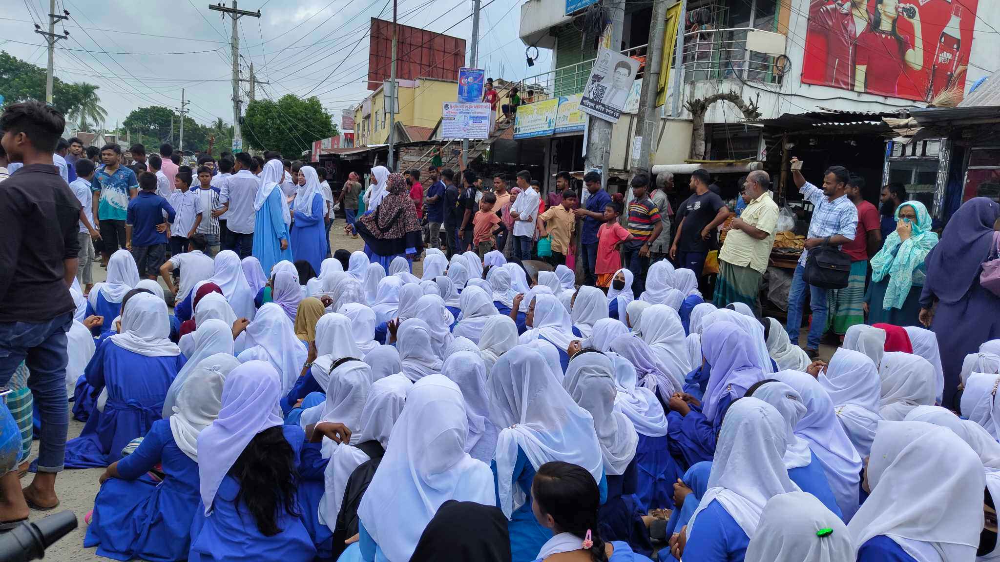 ইউএনওর প্রতিশ্রুতিতে বাড়ি ফেরা শিক্ষার্থীদের আবার সড়কে বিক্ষোভ