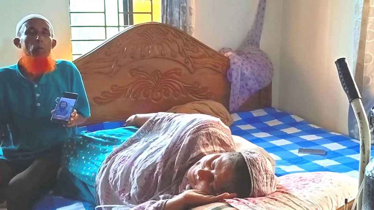 ‘রাত ১টা পর্যন্ত বসে ছিলাম, পরে শুনি, গুলিতে ছেলে মারা গেছে’