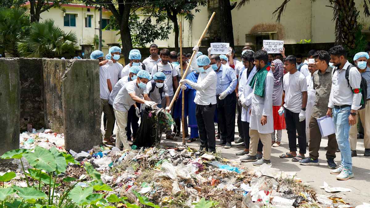 শিক্ষার্থীদের উদ্যোগে রংপুর মেডিকেল কলেজে পরিষ্কার-পরিচ্ছন্নতা অভিযান