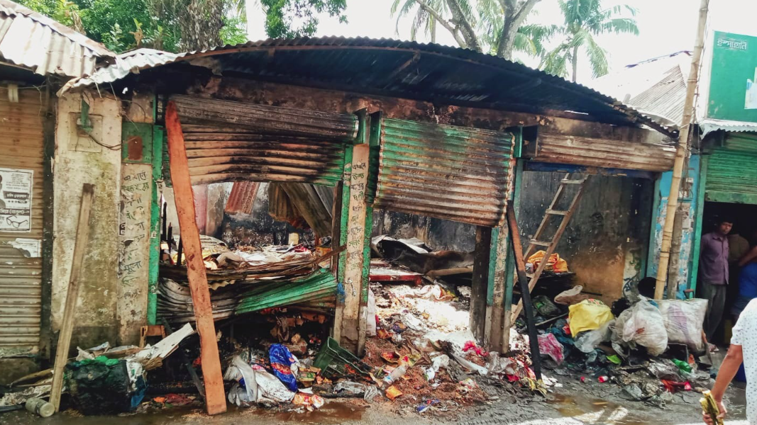 নড়াইলে আগুনে পুড়লো গোডাউন, অর্ধকোটি টাকার ক্ষতি