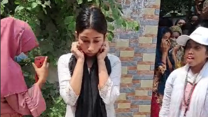 ছাত্রলীগ নেত্রীকে কান ধরে ওঠবস করালেন শিক্ষার্থীরা