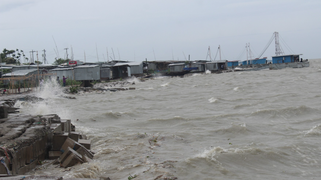 মেঘনায় মাছ ধরতে গিয়ে বজ্রপাতে বাবার মৃত্যু, ছেলে নিখোঁজ