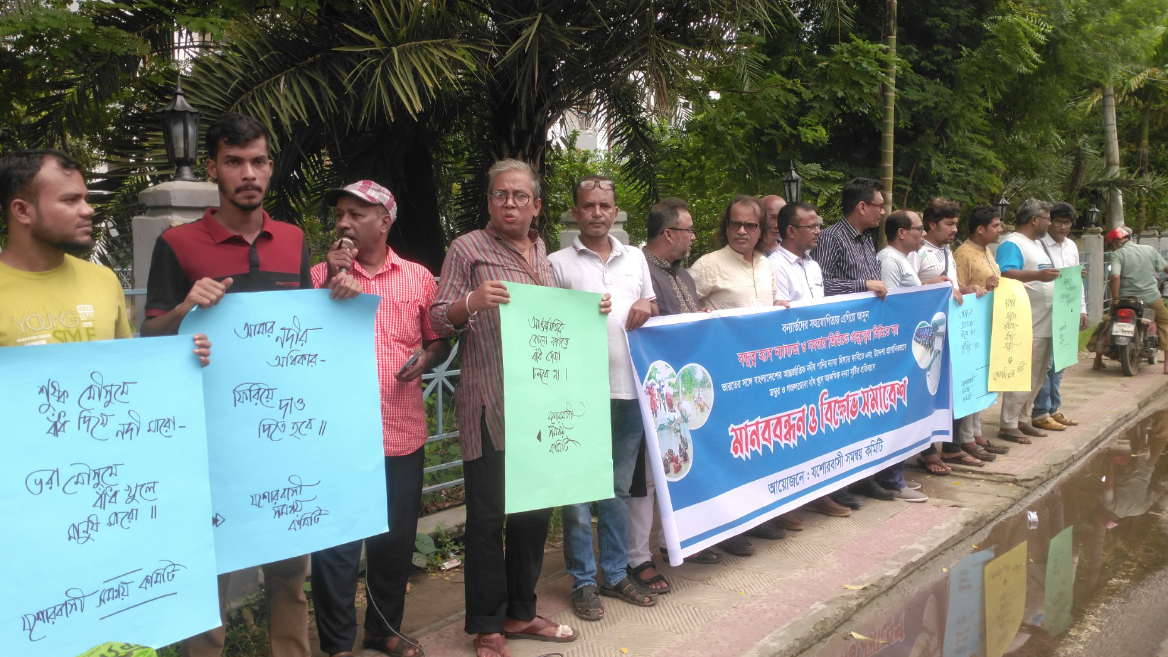 ‘ফেসবুকে পানির উৎস না খুঁজে বানভাসিদের পাশে দাঁড়ান’