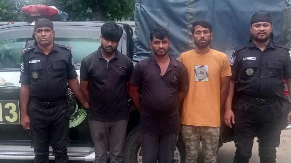 ট্রাকের ভেতর মিলল ৩০ কেজি গাঁজা, গ্রেফতার ৩