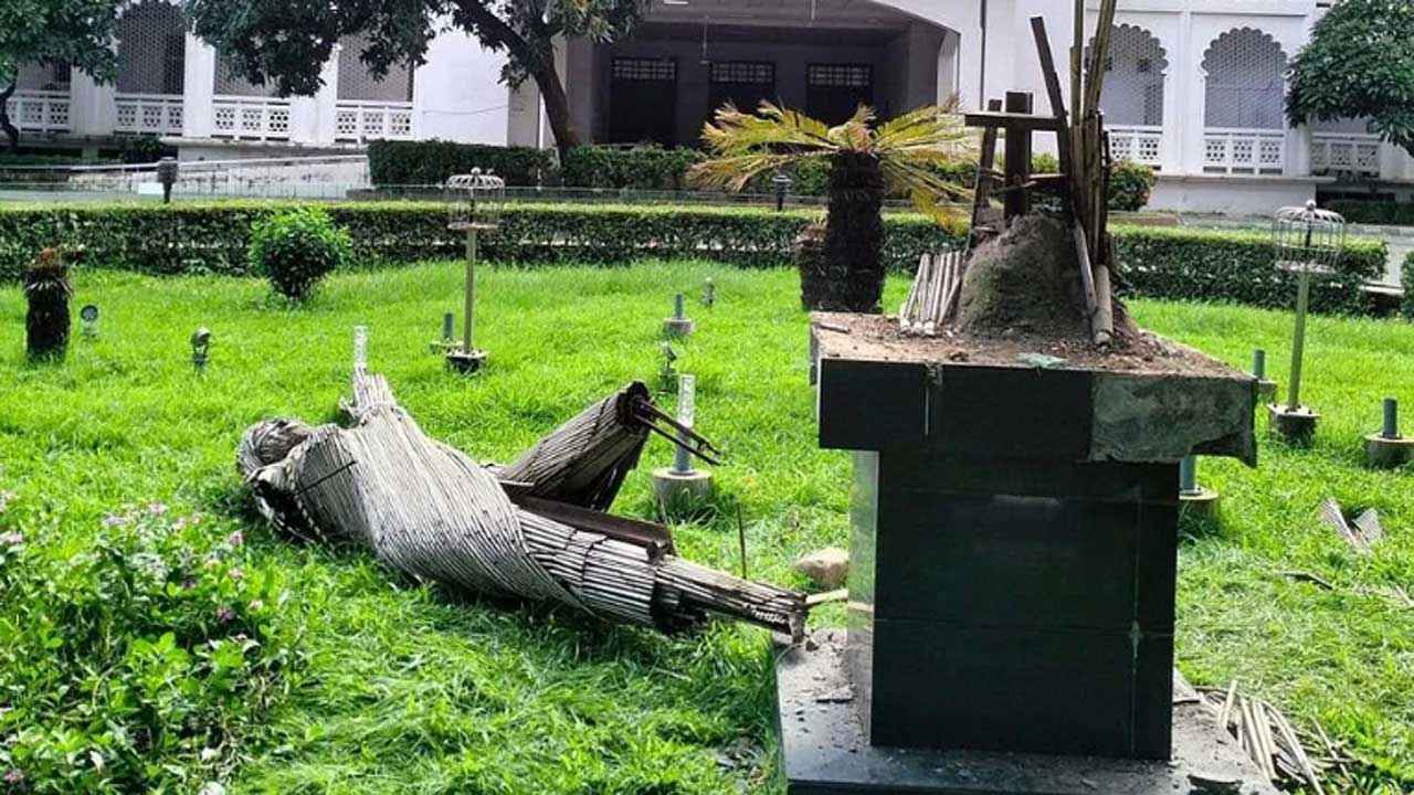 উপড়ে ফেলা হলো সুপ্রিম কোর্ট প্রাঙ্গণের সেই ভাস্কর্যটি