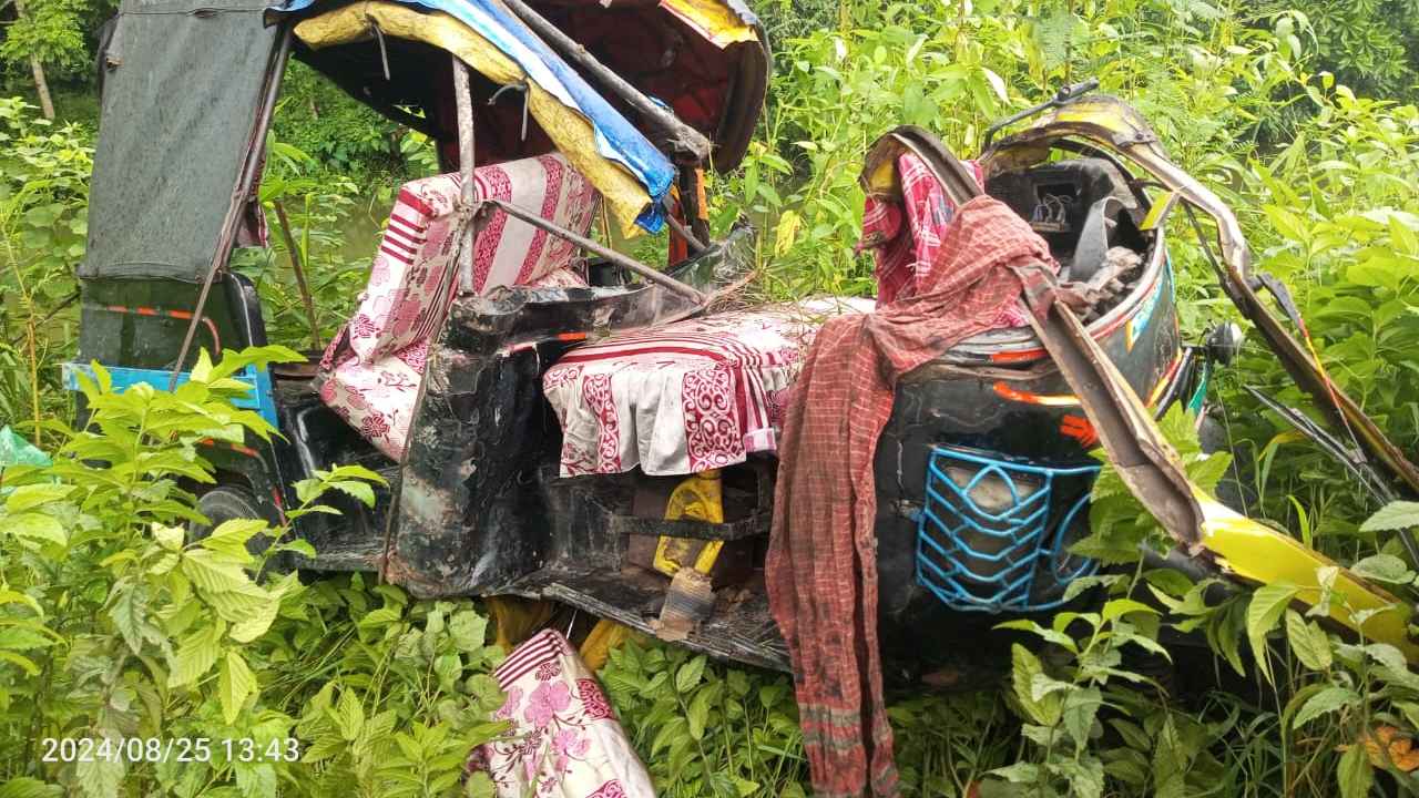 বরিশালে বাস ও থ্রি-হুইলারের সংঘর্ষ, নিহত ২