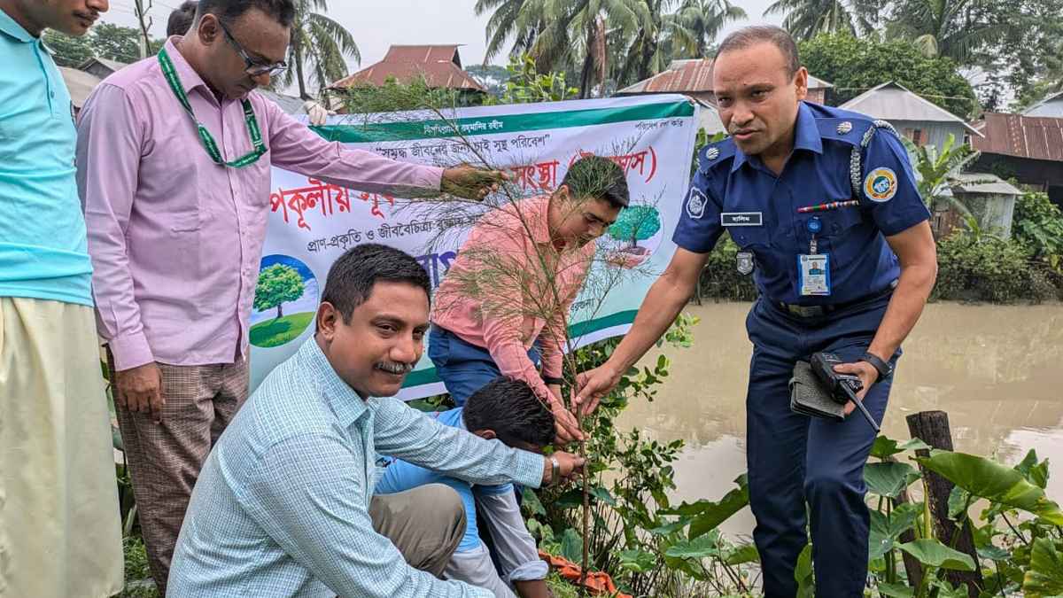‘উপকূলীয় সূর্য সামাজিক সংস্থা’র আয়োজনে বৃক্ষরোপণ কর্মসূচির উদ্বোধন 