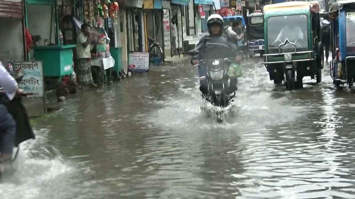 বাগেরহাটে ভারী বর্ষণে ডুবে গেছে রাস্তাঘাটসহ নিম্নাঞ্চল