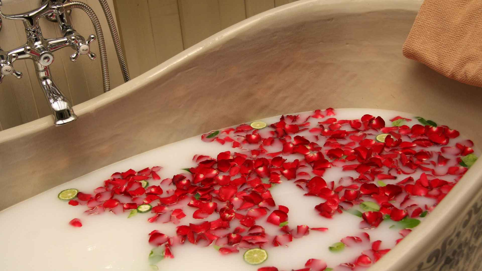 গোলাপ ছড়ানো পানিতে গোসল করলে মিলবে যে সুফল