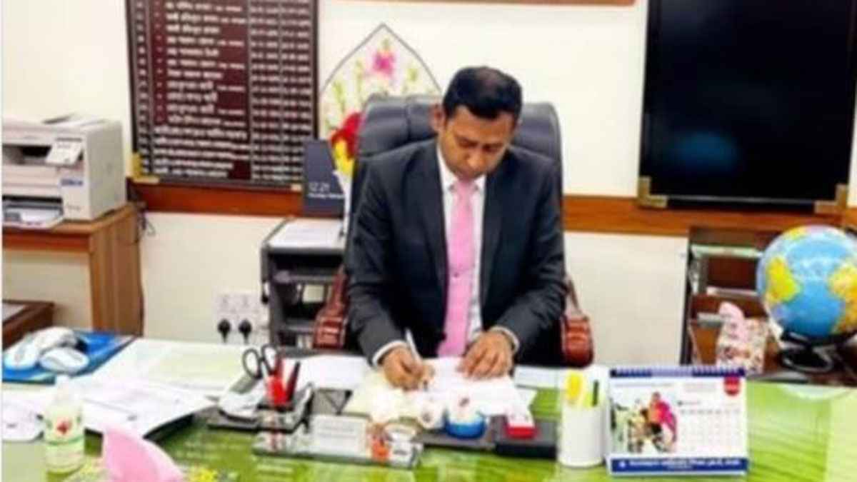 শিক্ষার্থীদের তোপের মুখে পালিয়ে গেলেন অধ্যক্ষ