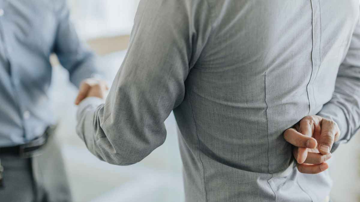 কোরআনের বর্ণনায় মুনাফিকের ১৫ বৈশিষ্ট্য