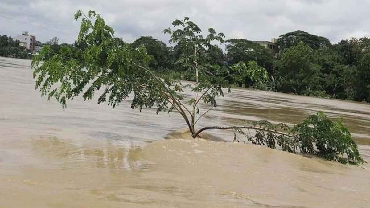 চট্টগ্রামে পানিবন্দি পাঁচ লাখ মানুষ, ৪ মরদেহ উদ্ধার