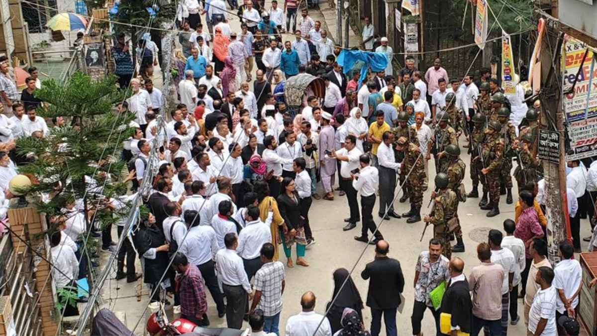 বিএনপিপন্থী আইনজীবীদের বিক্ষোভ, সহকারী আইন কর্মকর্তা লাঞ্ছিত