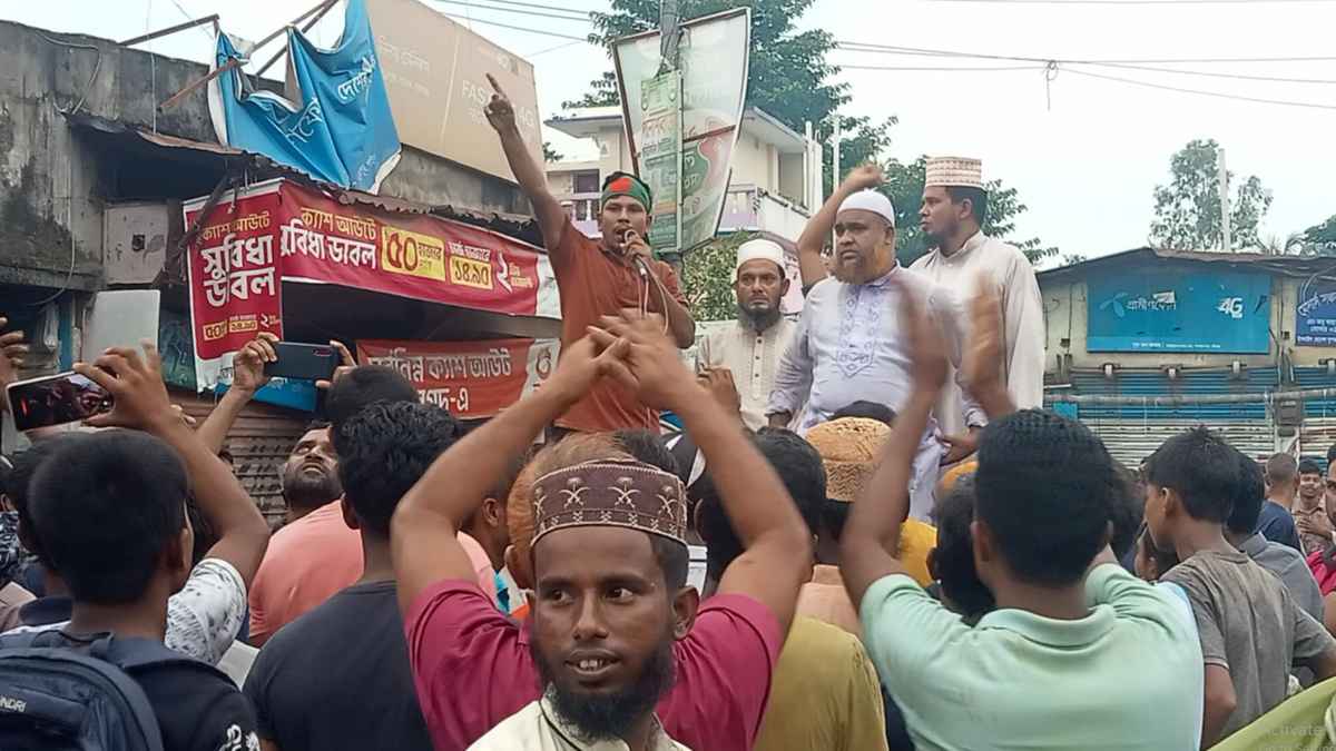 সরকার পদত্যাগে গাইবান্ধায় উচ্ছ্বসিত মানুষের ঢল