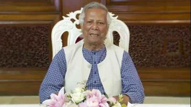 বিদেশি কূটনীতিকদের ব্রিফ করছেন প্রধান উপদেষ্টা