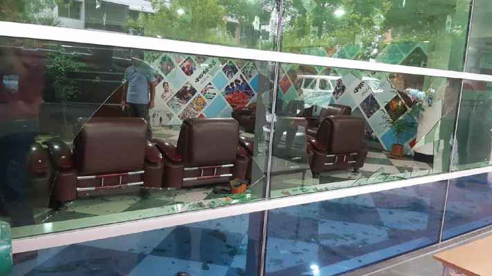ইস্ট ওয়েস্ট মিডিয়া গ্রুপে দুর্বৃত্তদের হামলা, ভাঙচুর