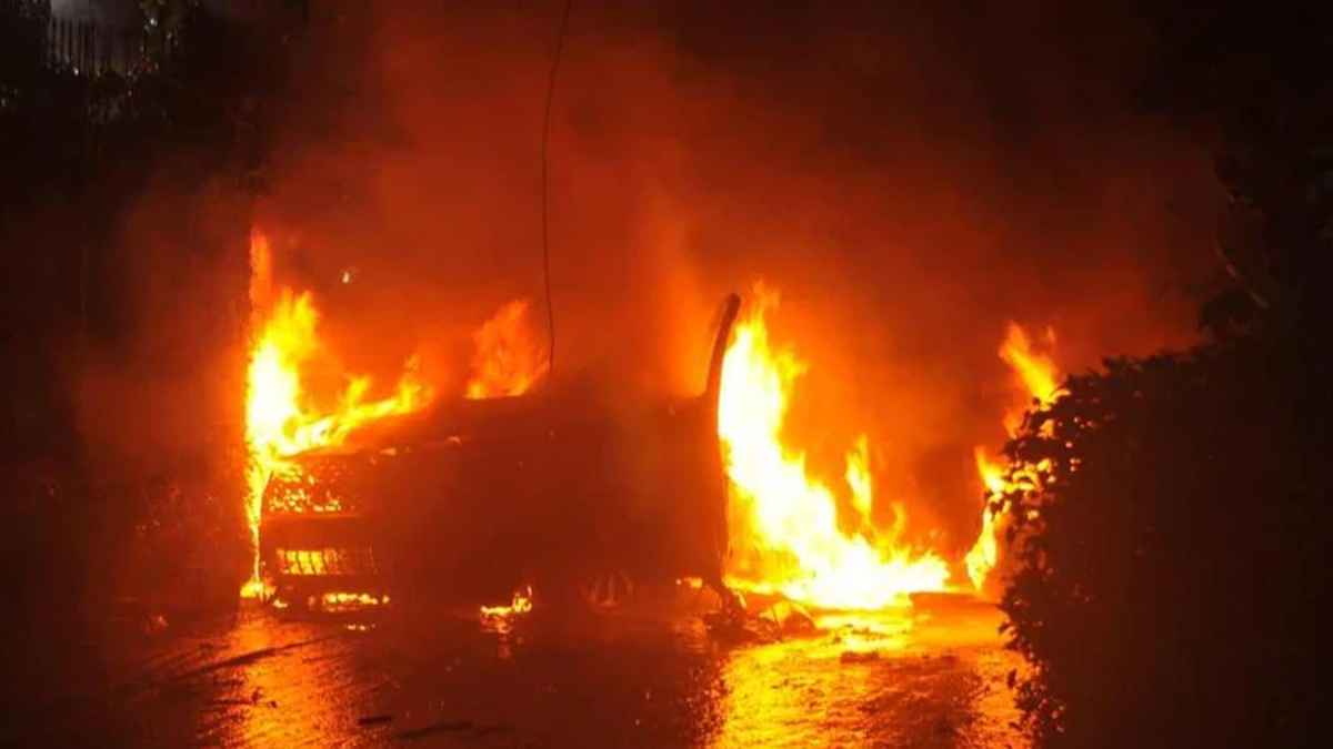 চট্টগ্রামে আমীর খসরুসহ ৫ বিএনপি নেতার বাসায় হামলা, আগুন