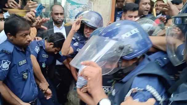 ৬ দিনের রিমান্ডে দস্তগীর গাজী, কিল-ঘুষি, পঁচা ডিম নিক্ষেপে নাজেহাল