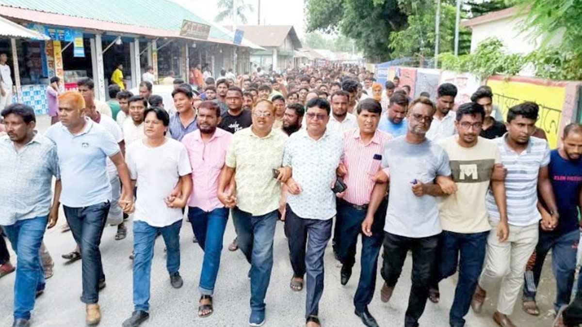 উপজেলা চেয়ারম্যানদের অপসারণ করায় দিনাজপুরে আনন্দ মিছিল