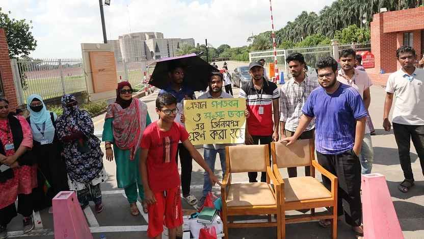 সংসদ ভবন ও গণভবনের জিনিস ফেরত দিচ্ছেন অনেকেই