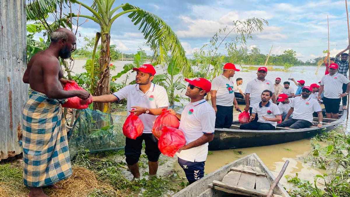 হবিগঞ্জে বন্যার্তদের মাঝে খাদ্যসামগ্রী বিতরণ করল ছাত্রদল