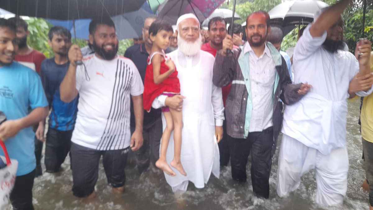 ফেনীতে বন্যা দুর্গতদের পাশে জামায়াতের আমীর