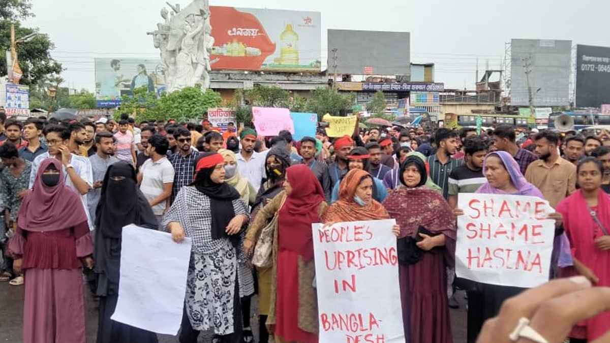 বৃষ্টি উপেক্ষা করে শিক্ষার্থীদের মিছিল, যোগ দিয়েছেন অভিভাবকরাও