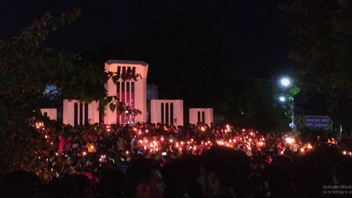 শহীদ স্বরণে যশোর ছাত্র-জনতার মোমবাতি প্রজ্জ্বলন