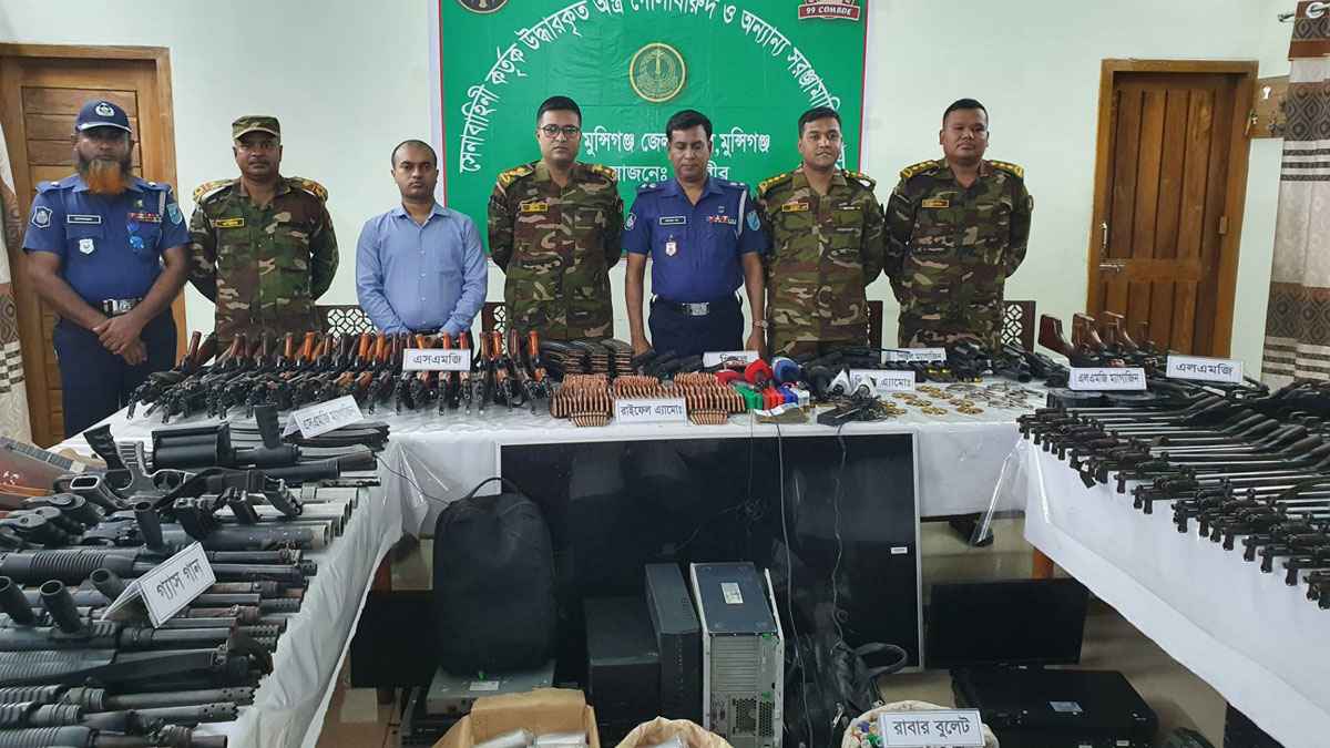 মুন্সিগঞ্জে থানা থেকে লুট হওয়া অস্ত্র-গোলাবারুদ হস্তান্তর