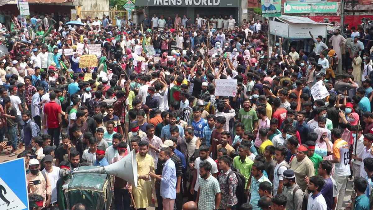 নওগাঁয় সড়ক অবরোধ করে বিক্ষোভ করছে আন্দোলনরত শিক্ষার্থীরা