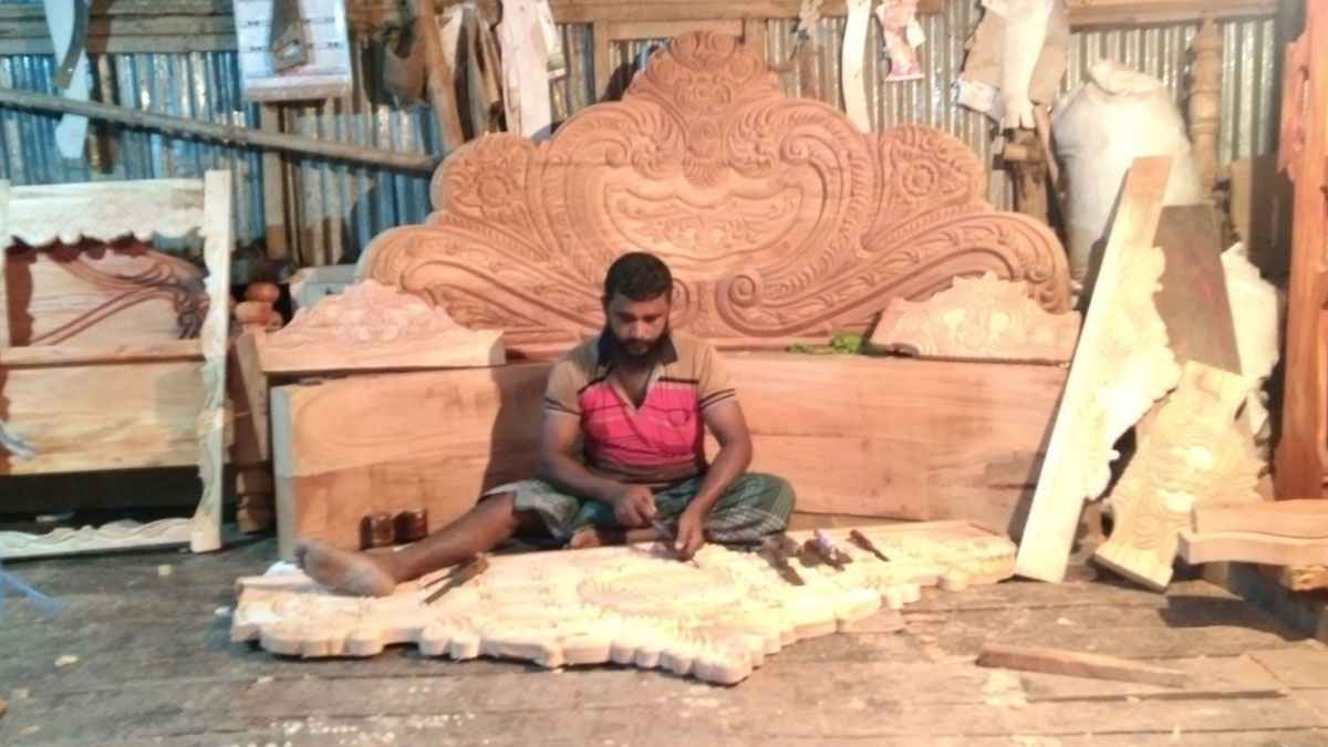 শুকনো কাঠে ফুল ফুটিয়ে চলে মিরাজের জীবন